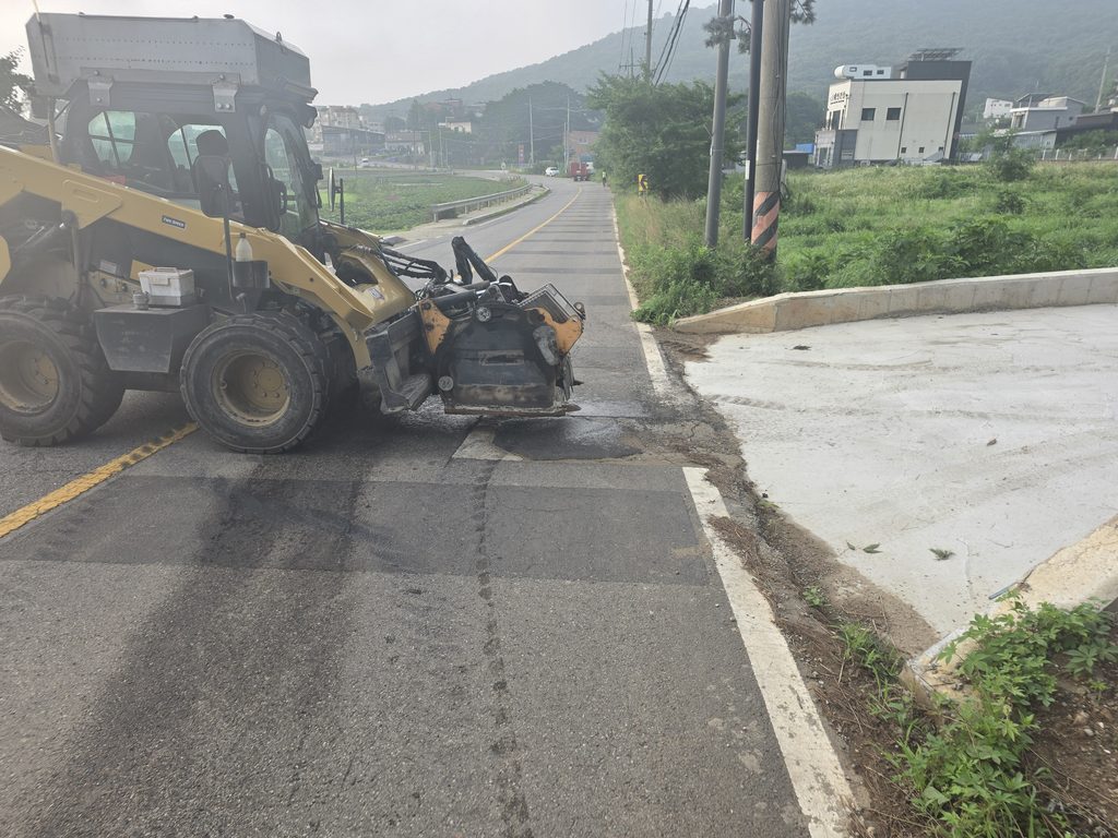 강화도 아스콘포장 진입로 장비 다짐 작업